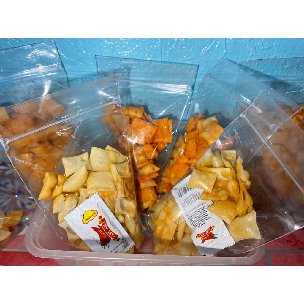 

keripik pangsit/pangsit goreng/crispy wonton"keripik pangsit pedas renyah/pangsit goreng crispy udang/crispy wonton dengan rasa balado