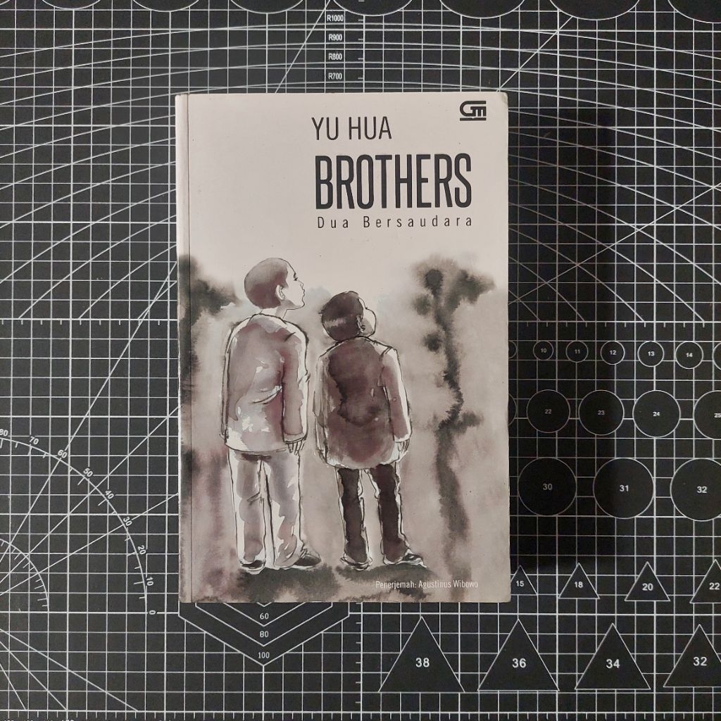 PRELOVED BOOK - Novel Brothers (Dua Bersaudara) - Yu Hua