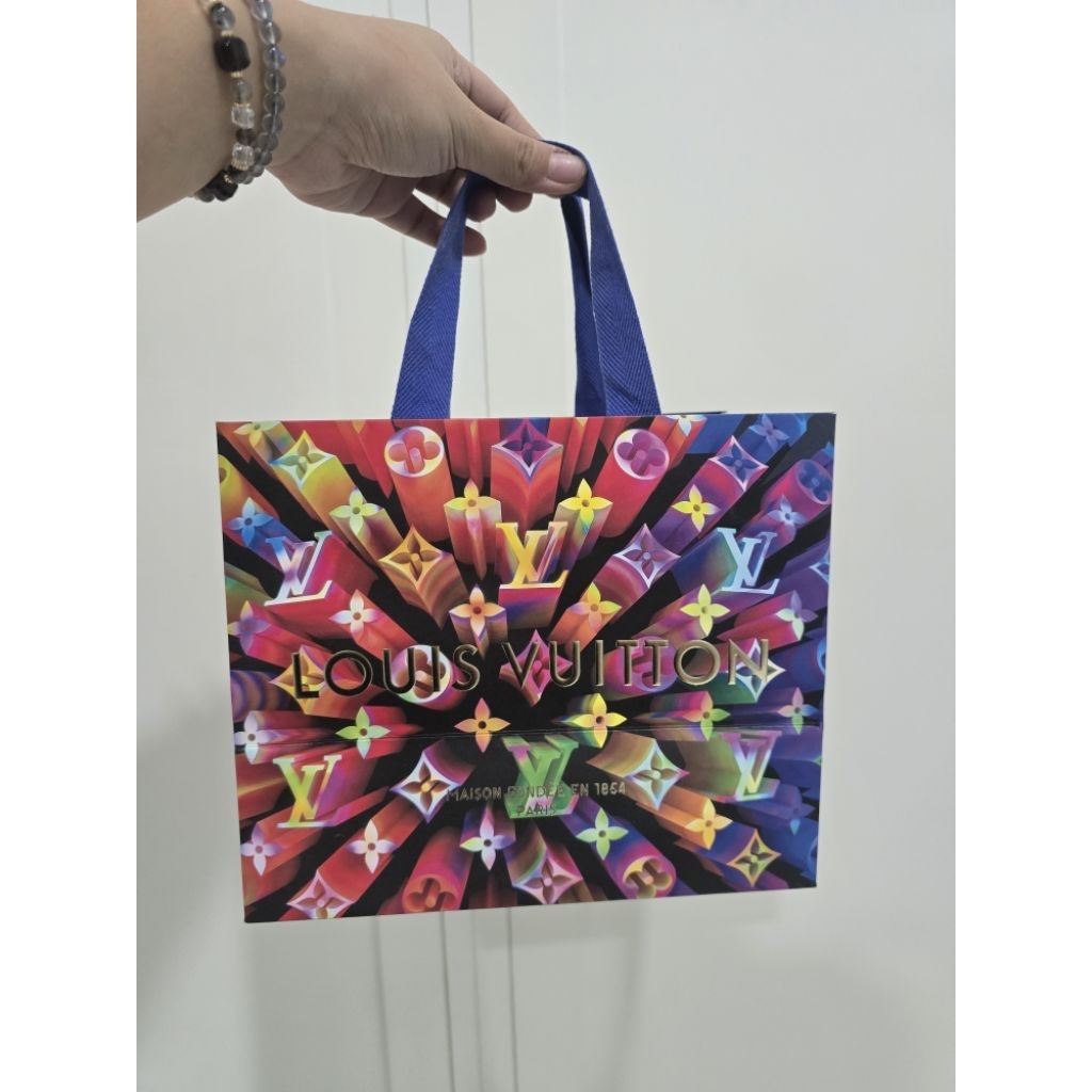 

Louis Vuitton Paper bag special edition