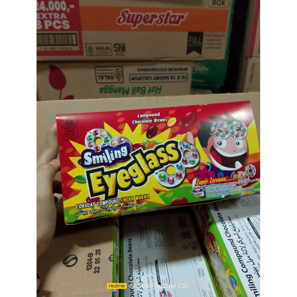 

Smiling coklat kacamata