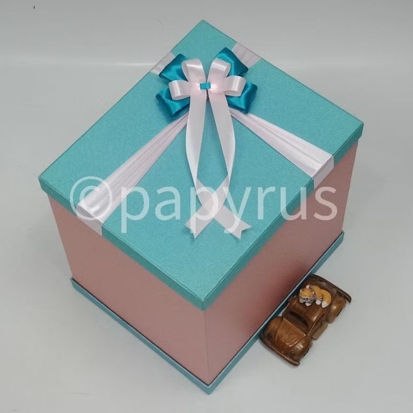 

PAPYRUS Sandwich 25x30 Tinggi 30cm Kotak Kado Gift Box Hadiah V3