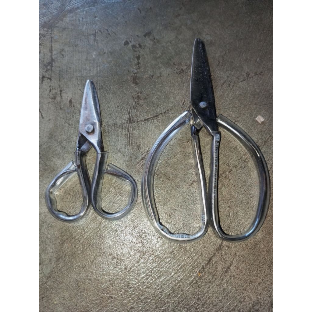 

Paket 1 gunting kecil + 1 gunting besar Bahan Monel