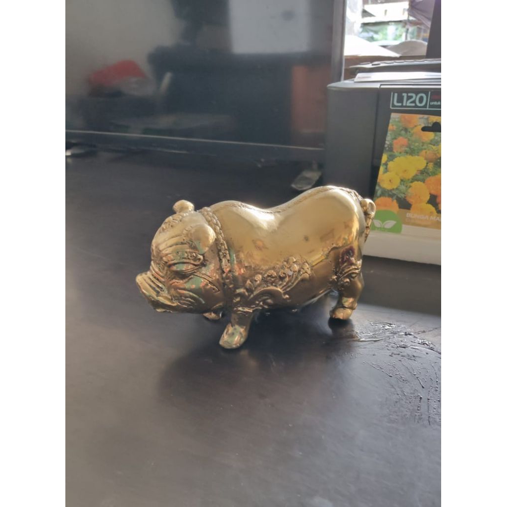 Patung Golden Pig Raja Babi Emas