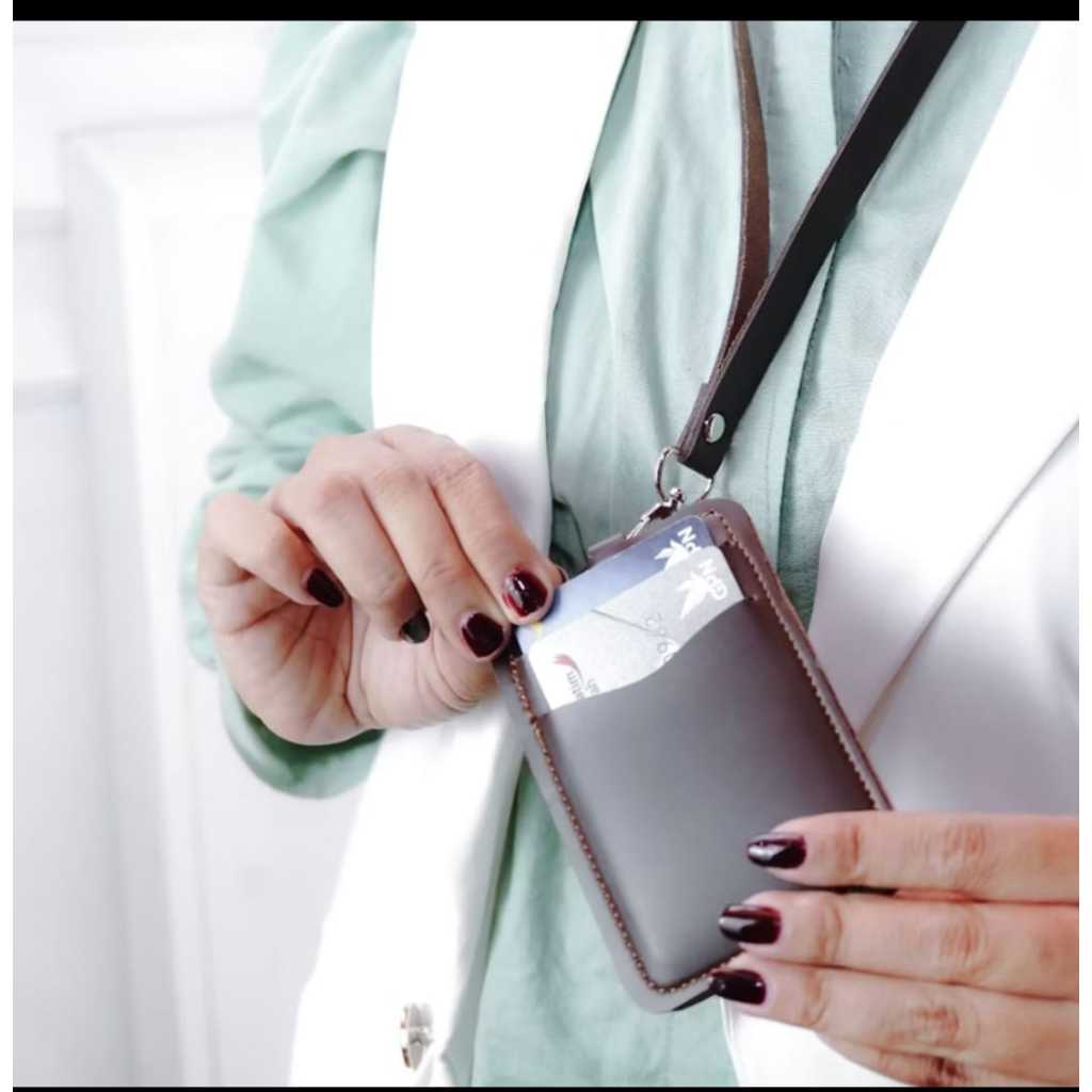 

Lanyard dengan kulit sintetis warna coklat gelap