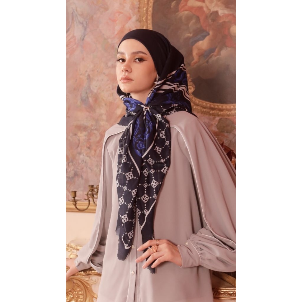 Ivan Gunawan Prive - Renaissance Scarf Hijab Segi Empat Jilbab Motif Navy dan Putih