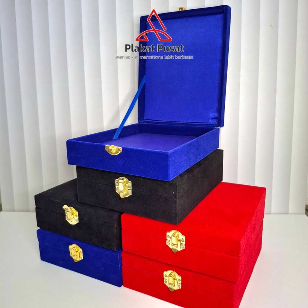 

Plakat pusat Box Bludru Eksklusif – Ukuran 19.5 x 16.5 x 5.5 Kemasan Mewah untuk Plakat & Souvenir