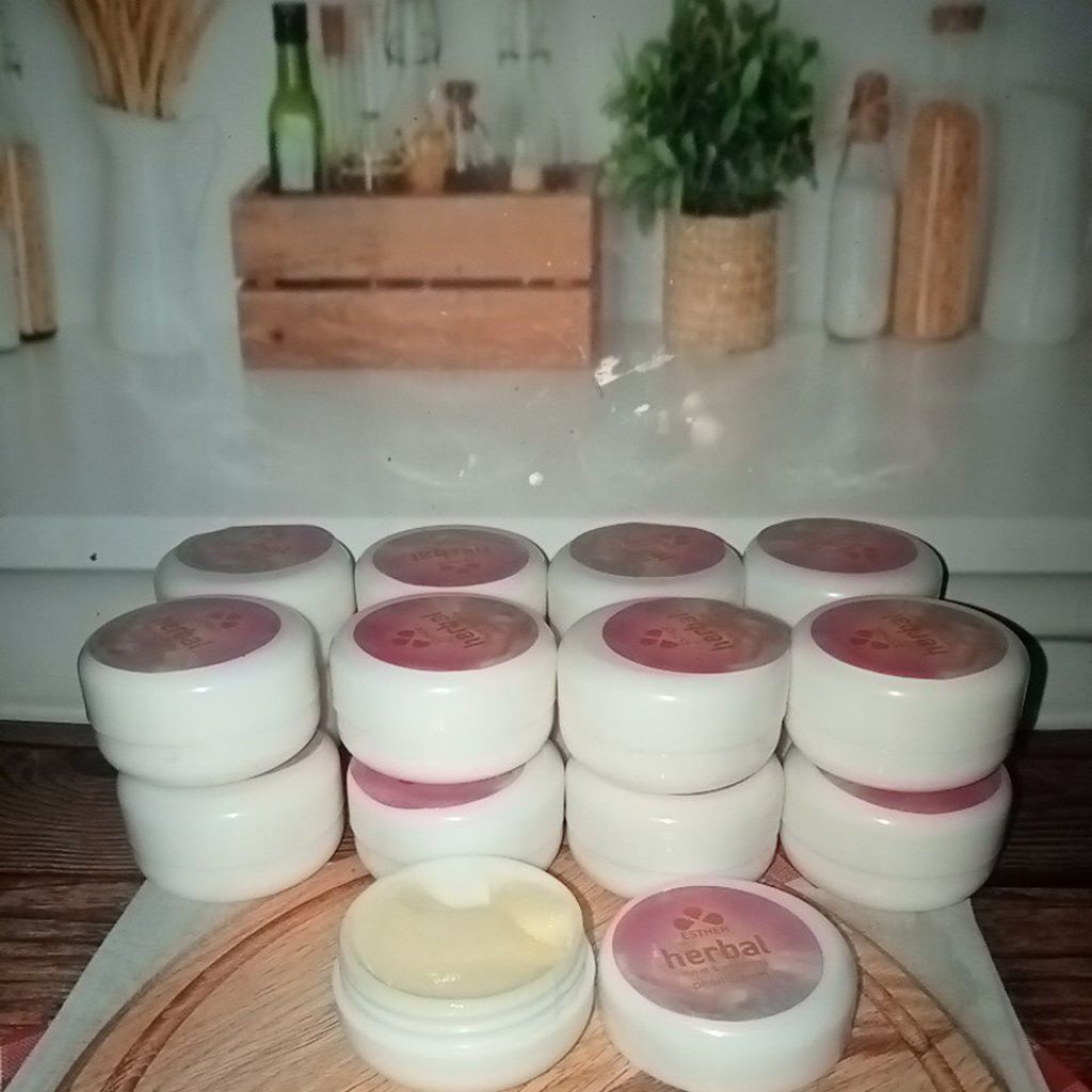 (Lusinan) Cream Esther herbal moist& whitening pearl cream no.1 Murah