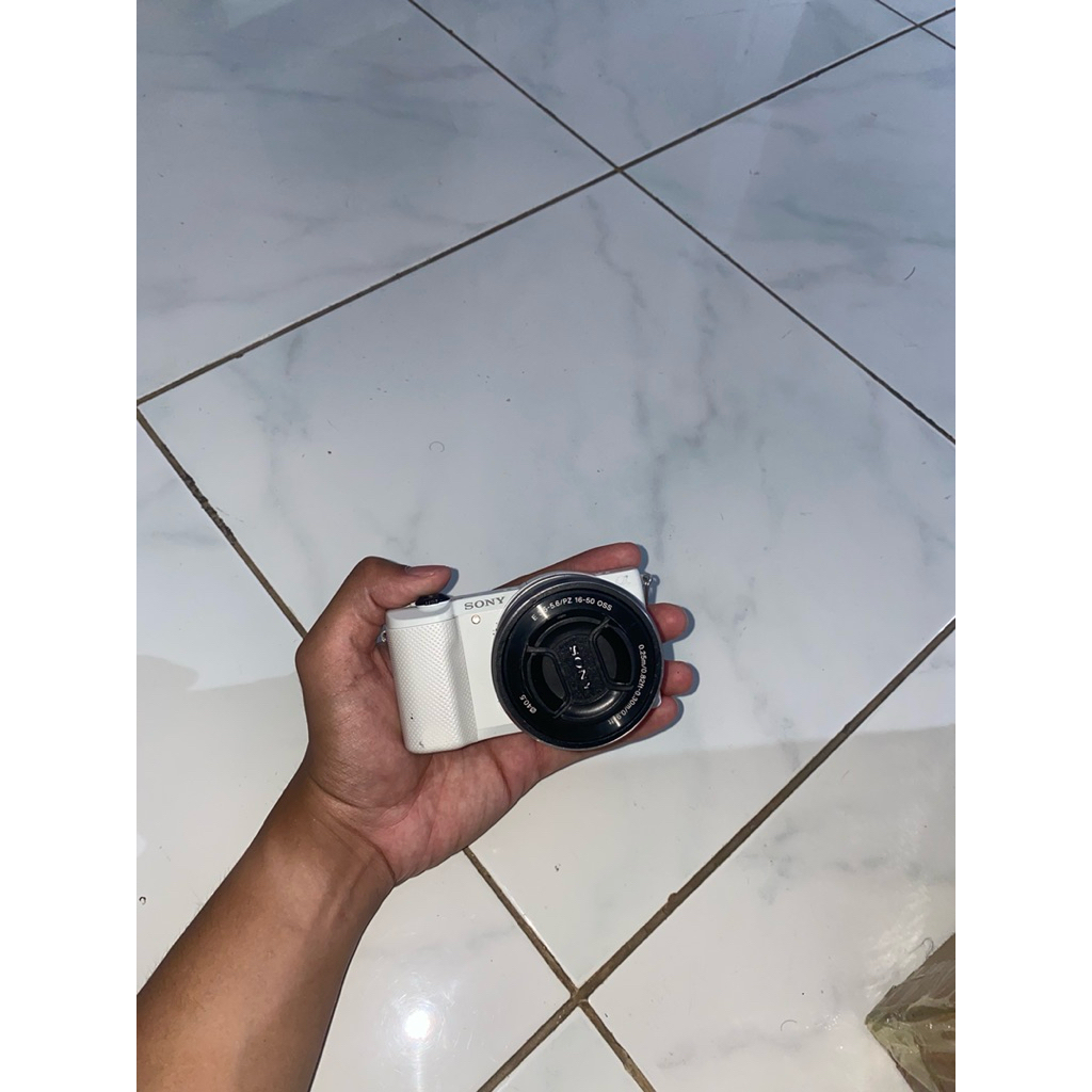 Kamera Sony A5000 Bekas Second, Fullset Body + Lensa