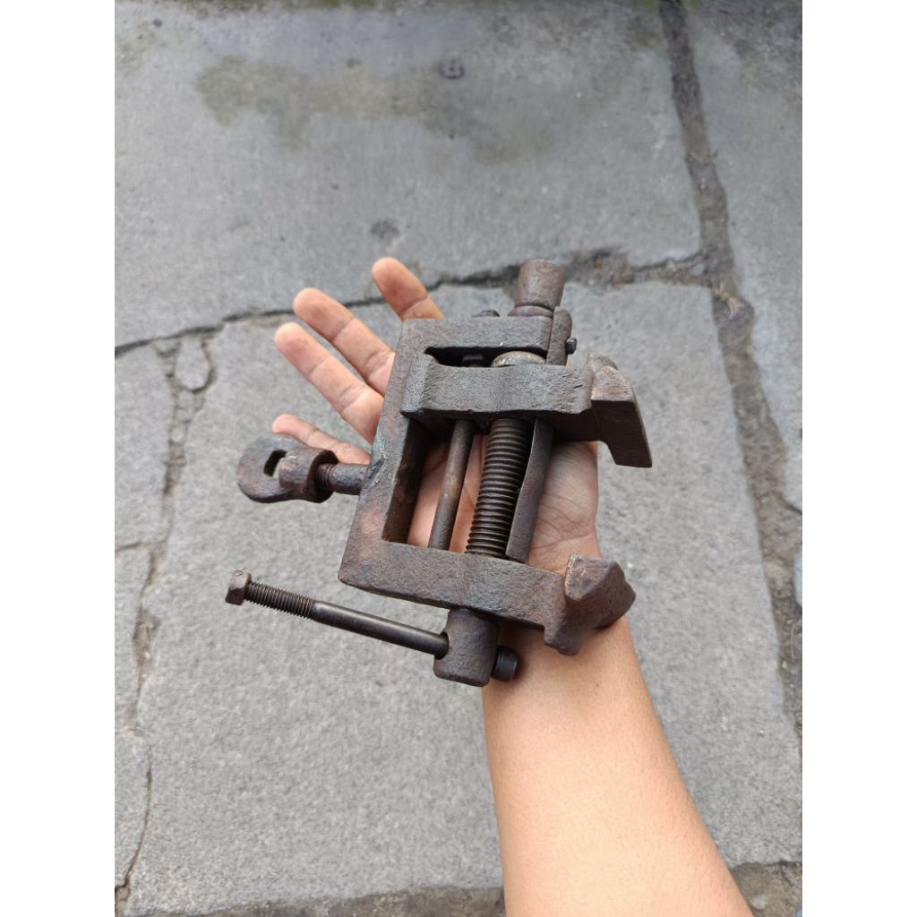 Tanggem ragum jepit besi lawasan