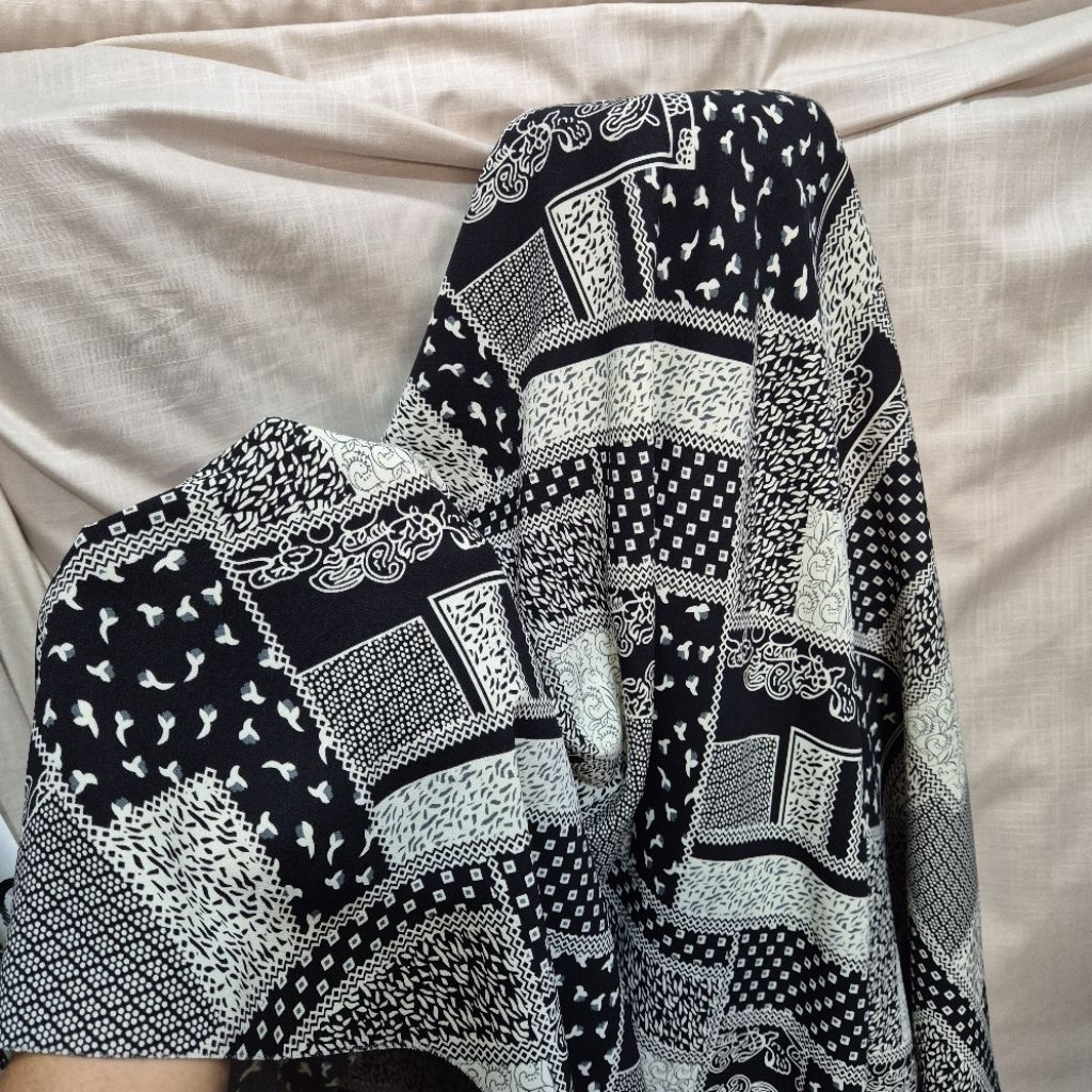 kaim prada crepe garment motif - kain prada crepe premium motif - harga tertera 0,5 meter