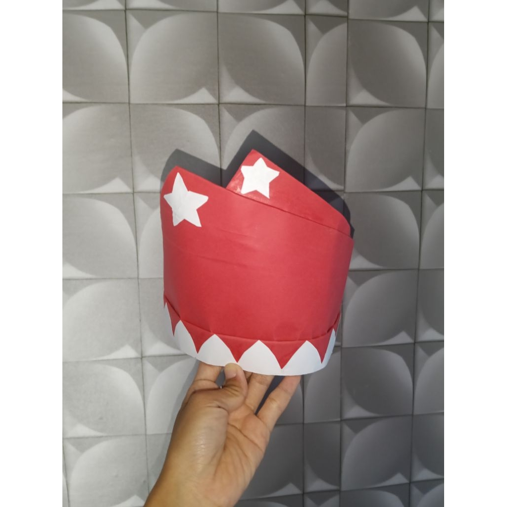 Topi karnaval merah bintang putih