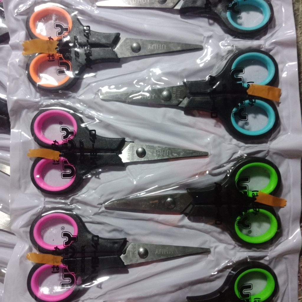 

gunting no.4. gagang hitam awet tajam nya.