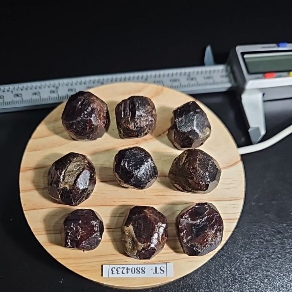 BATU RED GARNET ROUGH BATU ASLI