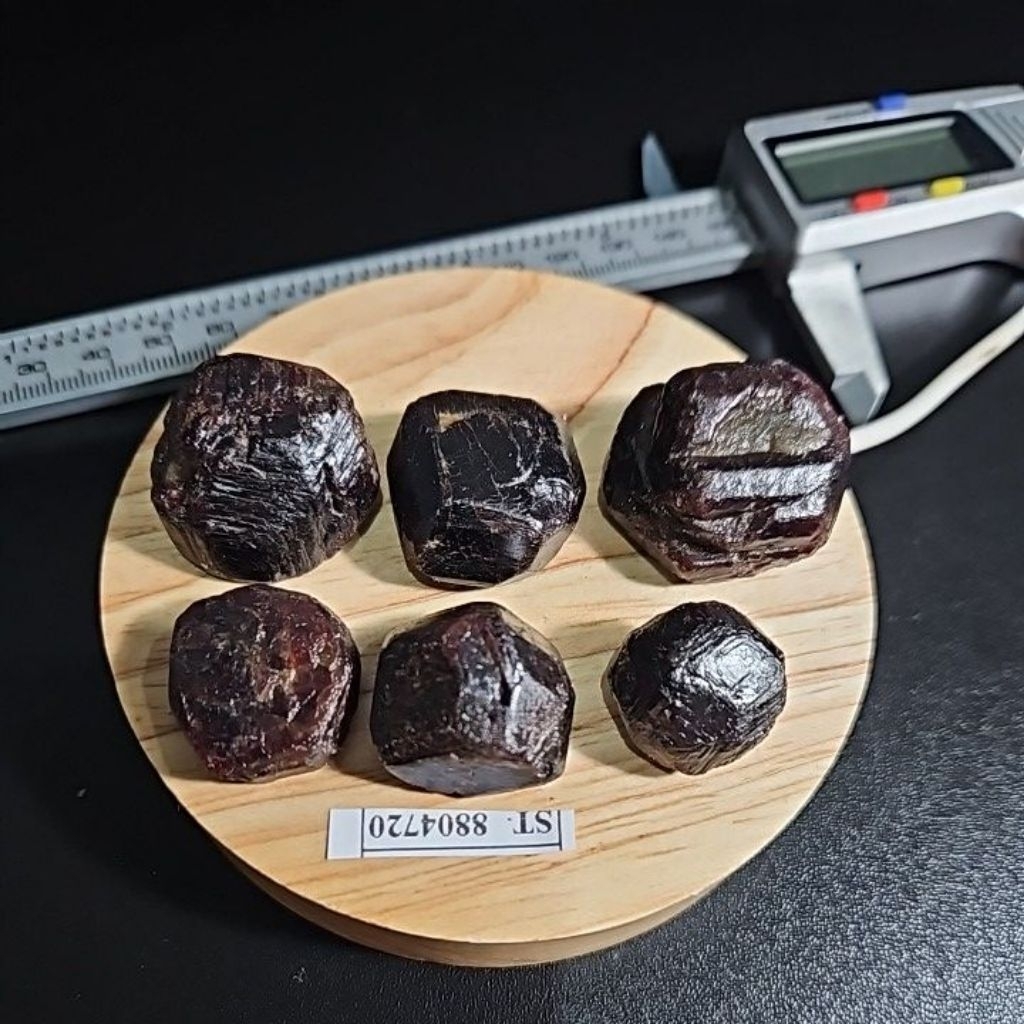 BATU RED GARNET ROUGH BATU ASLI