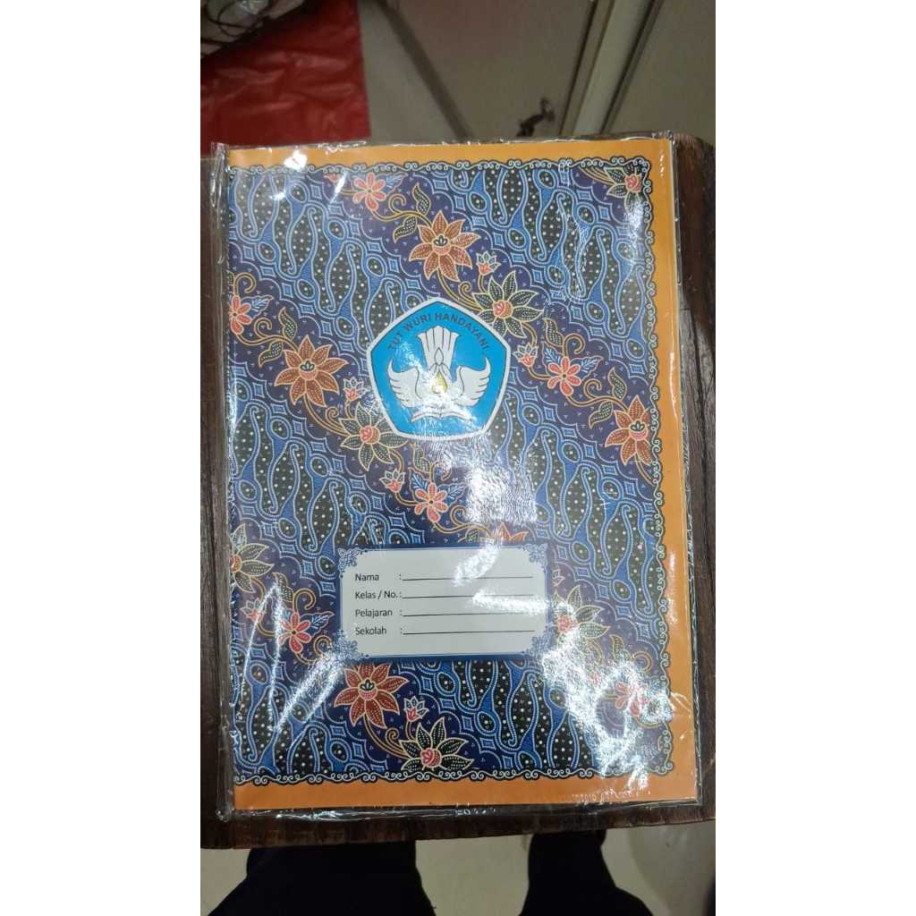 

sampul buku BOXY merk coin motif batik isi 20 (warna random dominan coklat tergantung stok yang ada)