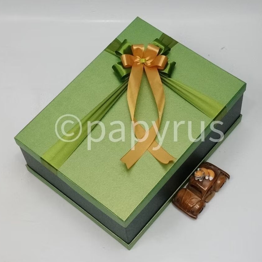 

PAPYRUS Sandwich 30x40 Tinggi 15cm Kotak Kado Gift Box Hadiah V1