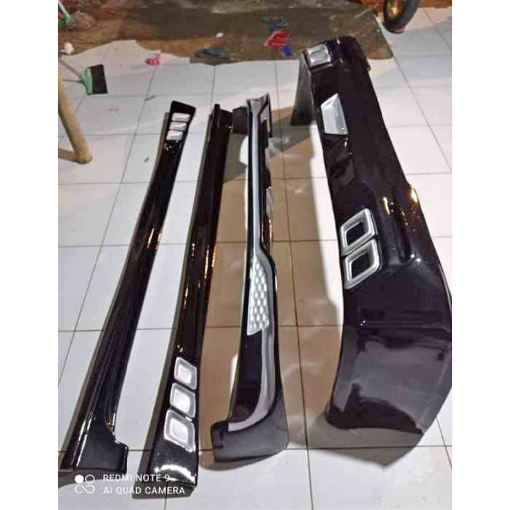 bodykit calya warna hitam belakang motif merah silver
