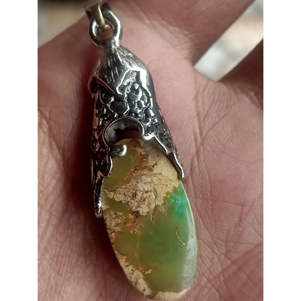 liontin batu pirus Persia