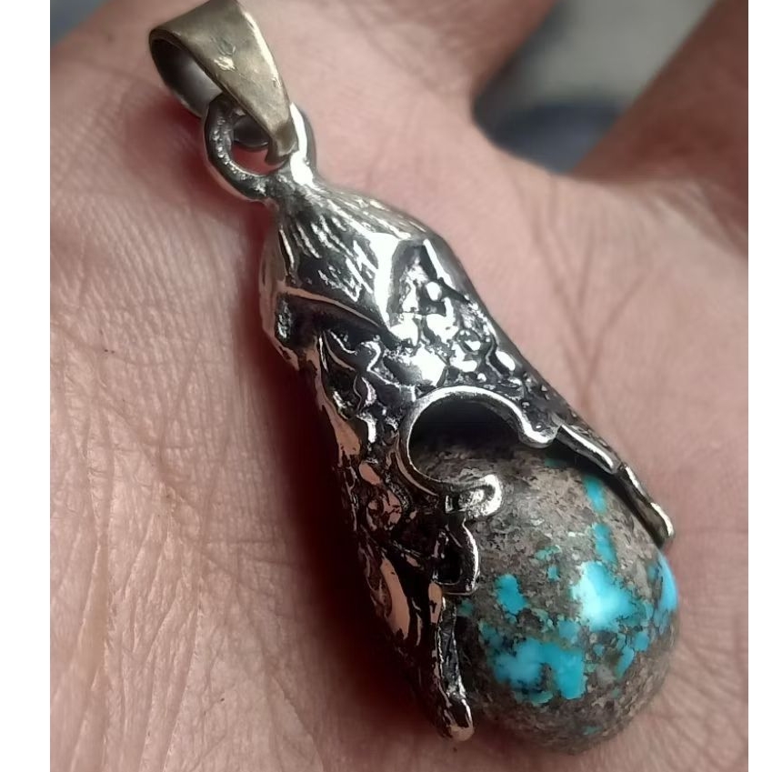 liontin batu pirus Persia