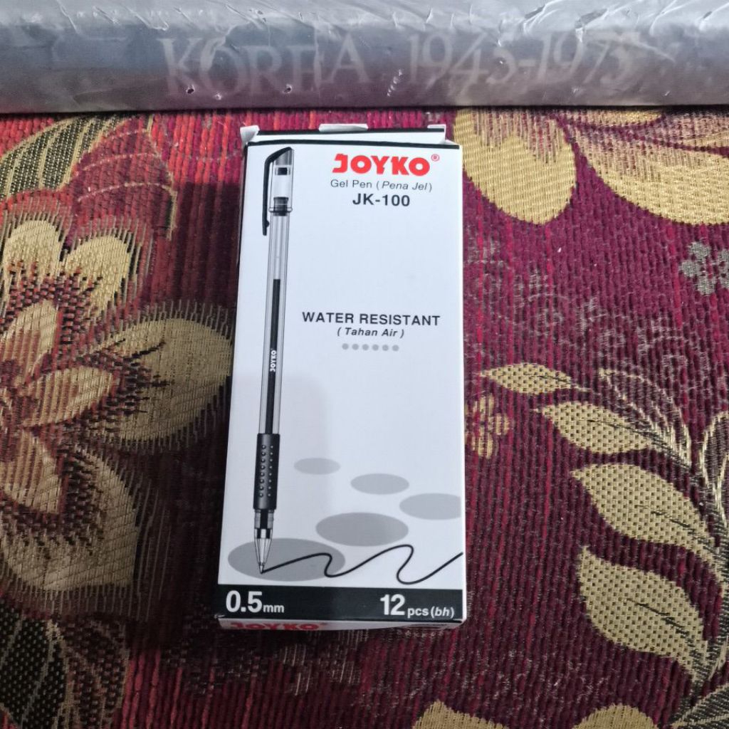 

JOYKO GEL PEN (PENA JEL) JK-100 WATER RESISTANT (TAHAN AIR) 0.5 MM WARNA TINTA HITAM (1 PAK)