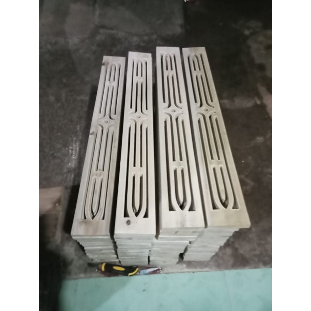 Loster .Kepingan Kayu Pentilasi Udara Rumah ( Minimalis Seroja)