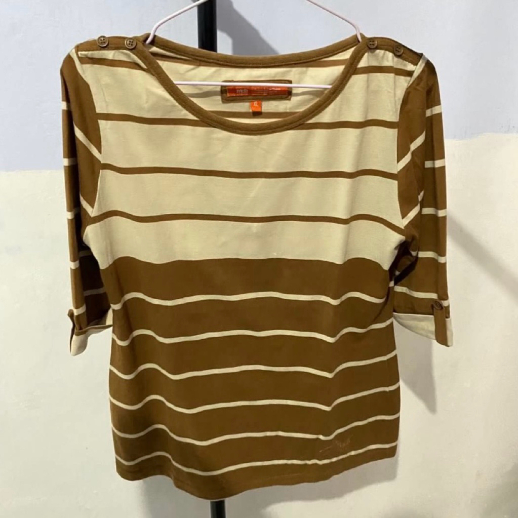 Preloved Kaos Wanita MCB Ladies Motif Garis Warna Cream Coklat