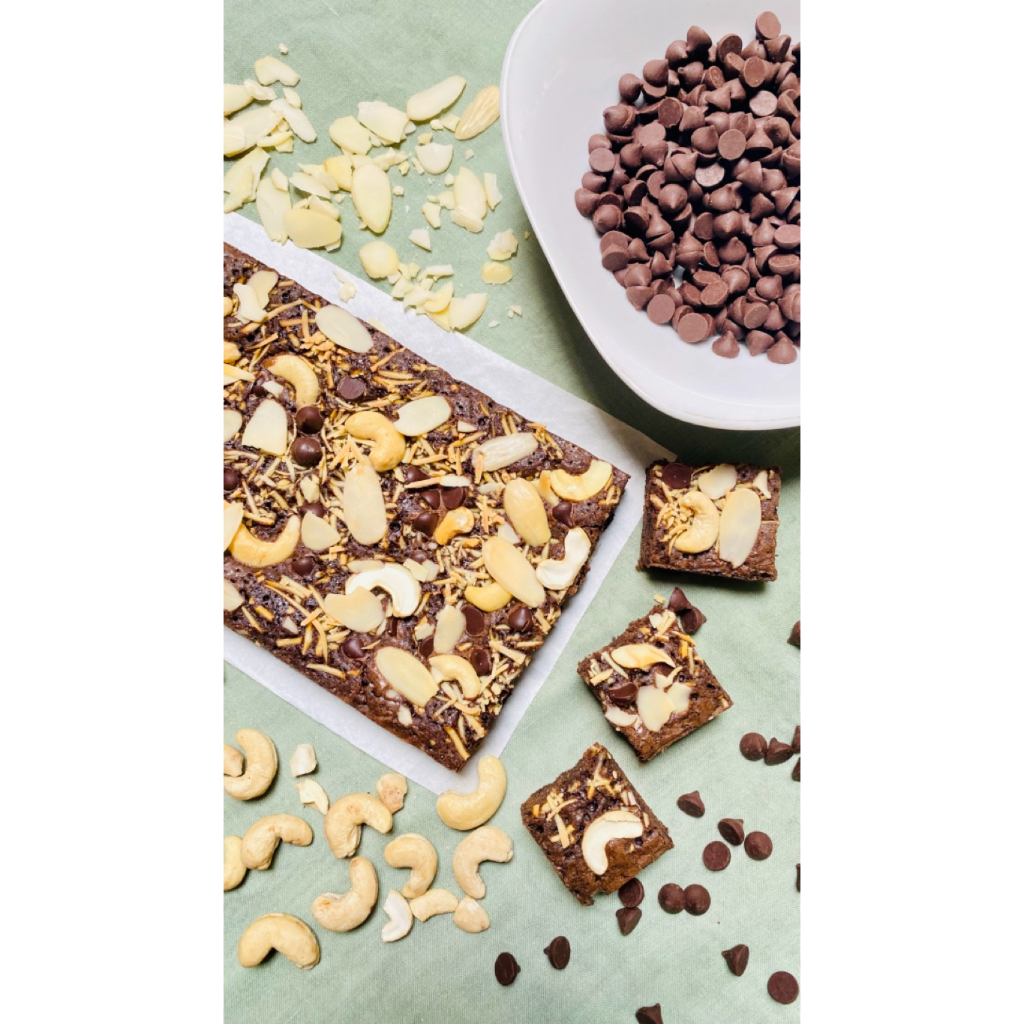 

FUDGY BROWNIES - PREMIUM MIX FULL TOPPING (free Soft Baked Cookies Choco Milk)