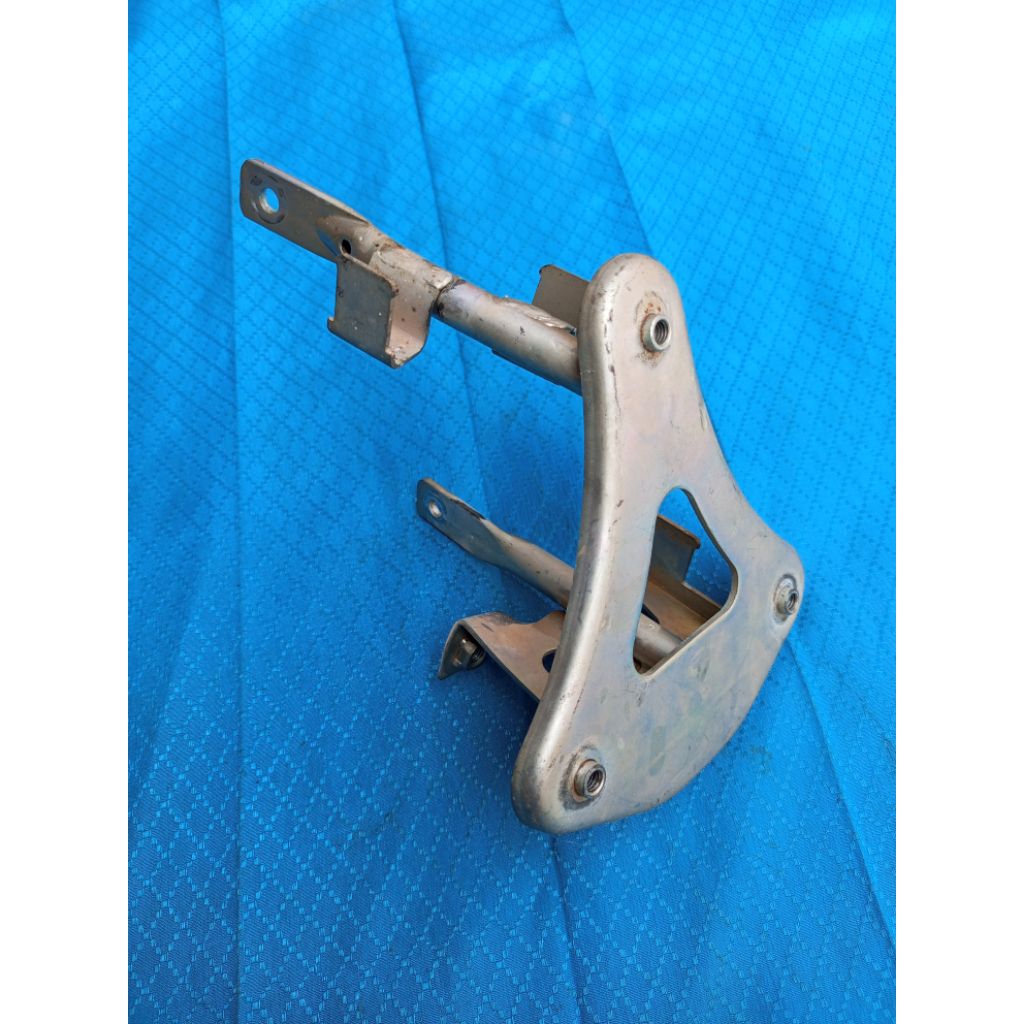 breket tameng depan Suzuki spin 125 Original copotan