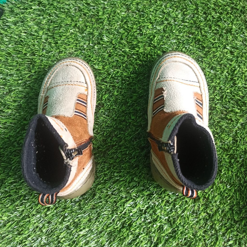 Preloved sepatu anak laki-laki perempuan Baby Millioner 
