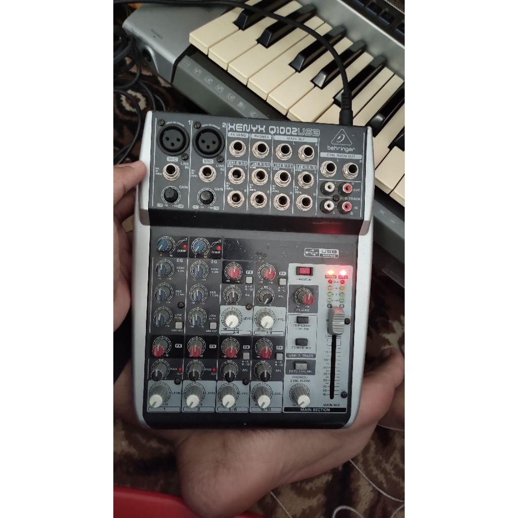 Mixer Behringer Xenyx Q1002USB