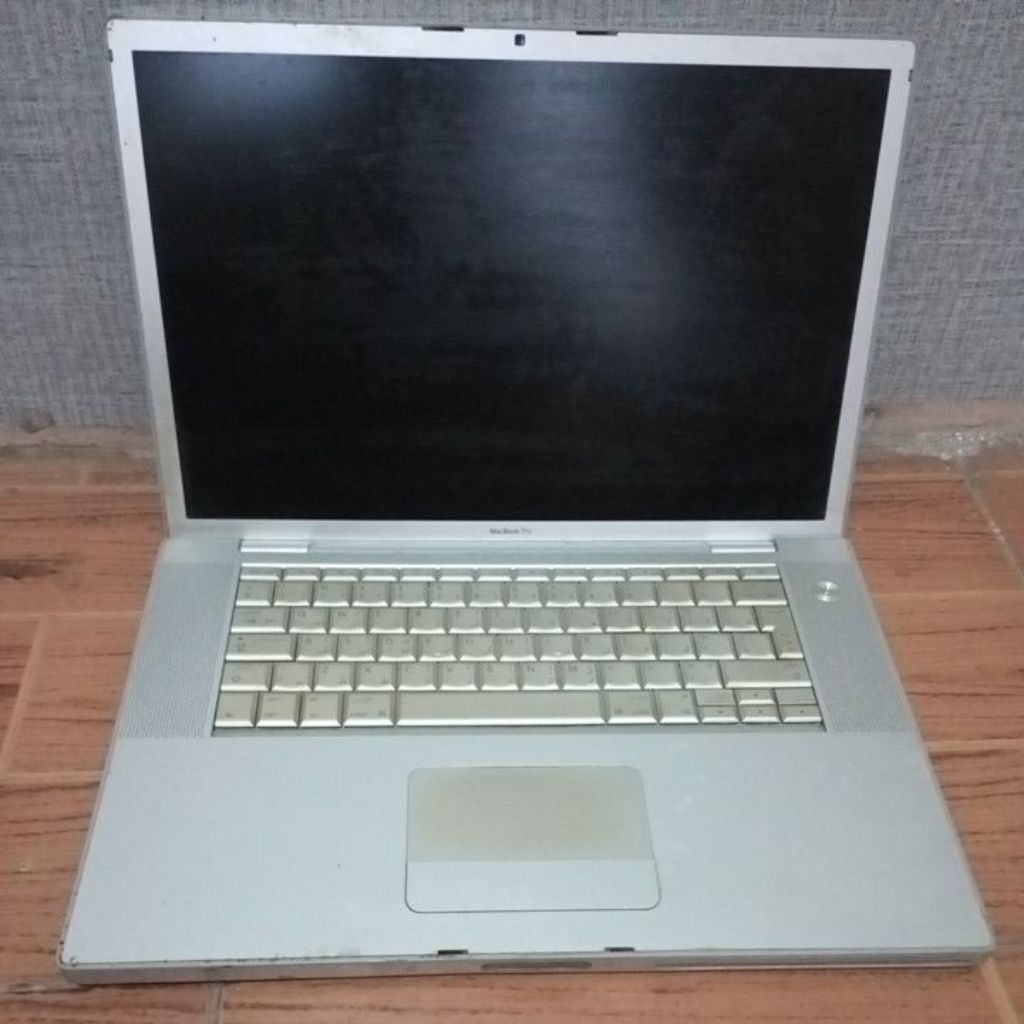 MacBook pro Apple 15in kondisi matot/gembling