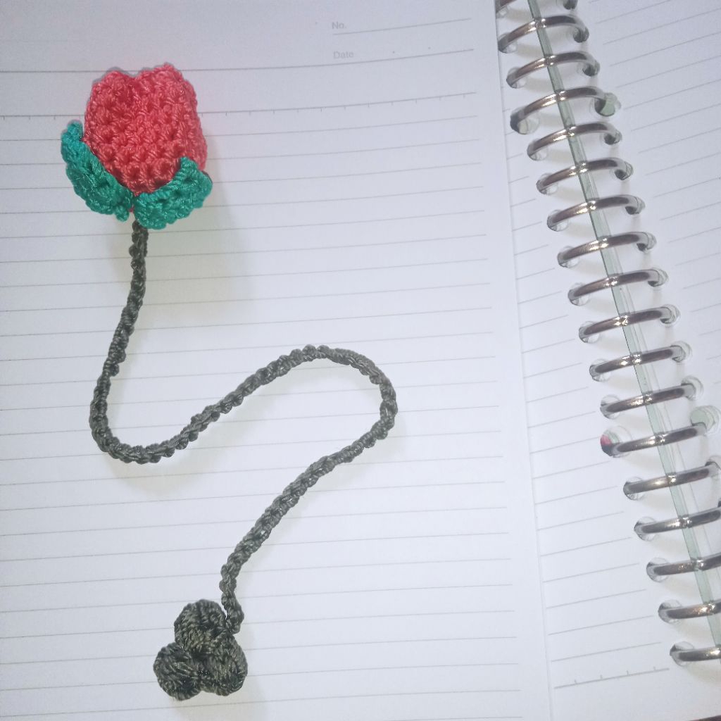 

pembatas buku rajut bunga tulip