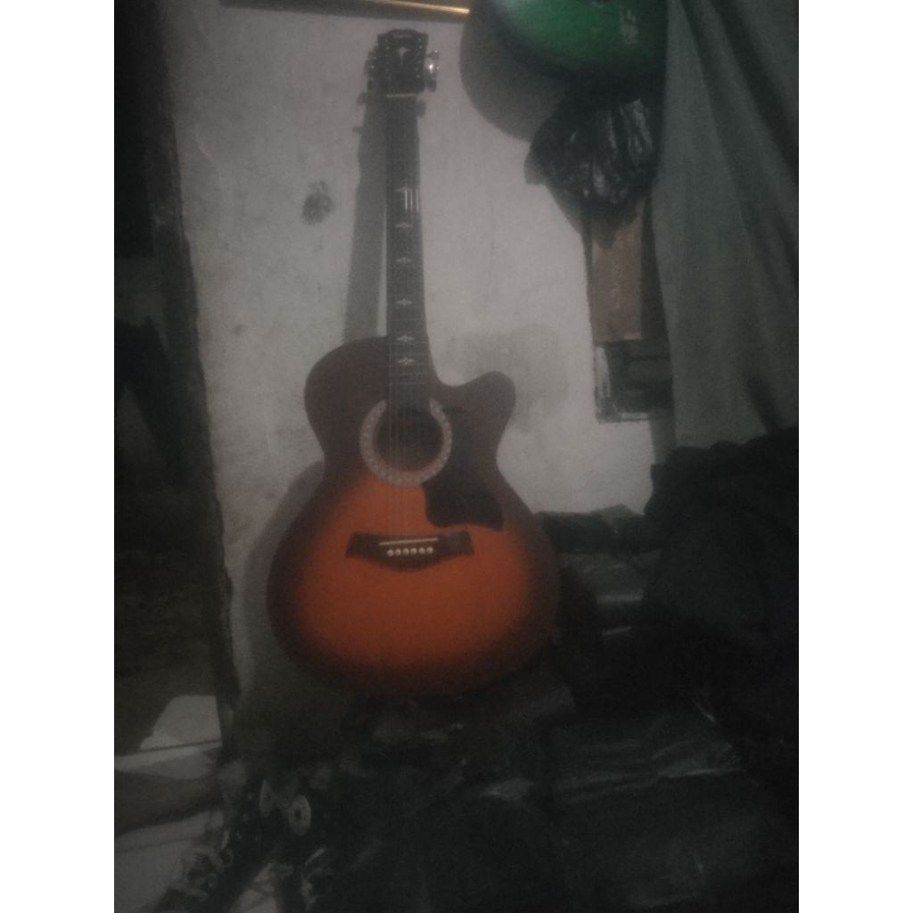 gitar akustik Taylor tanam besi