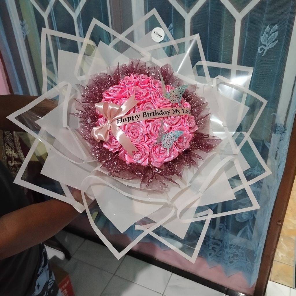 

STIKER TRANSPARANT // STIKER UCAPAN // STIKER TULISAN UNTUK BUKET BUNGA SATIN // STIKER BIRHTDAY // TULISAN STIKER // STICKER // BUKET BUNGA PITA SATIN // ROUND BOUQUET // BUKET