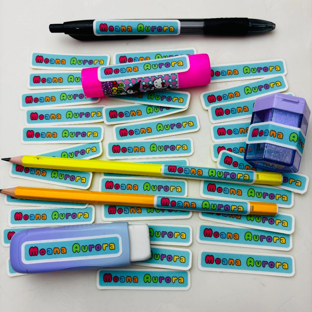

Stiker Label Nama Anak Custom Warna Warni Laminasi Glitter untuk Alat Tulis