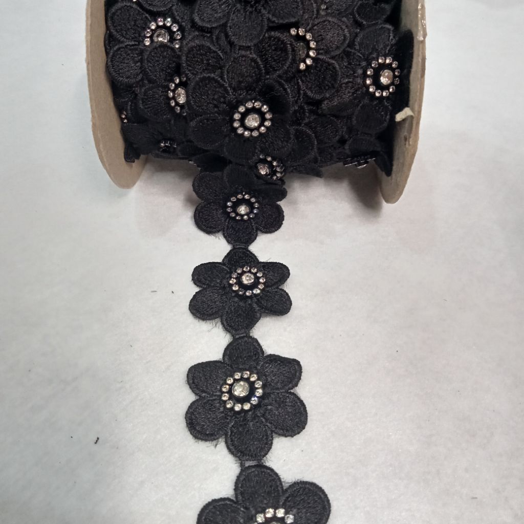 RENDA PASTEL HITAM DAN PUTIH/RENDA BORDIR MOTIF BUNGA