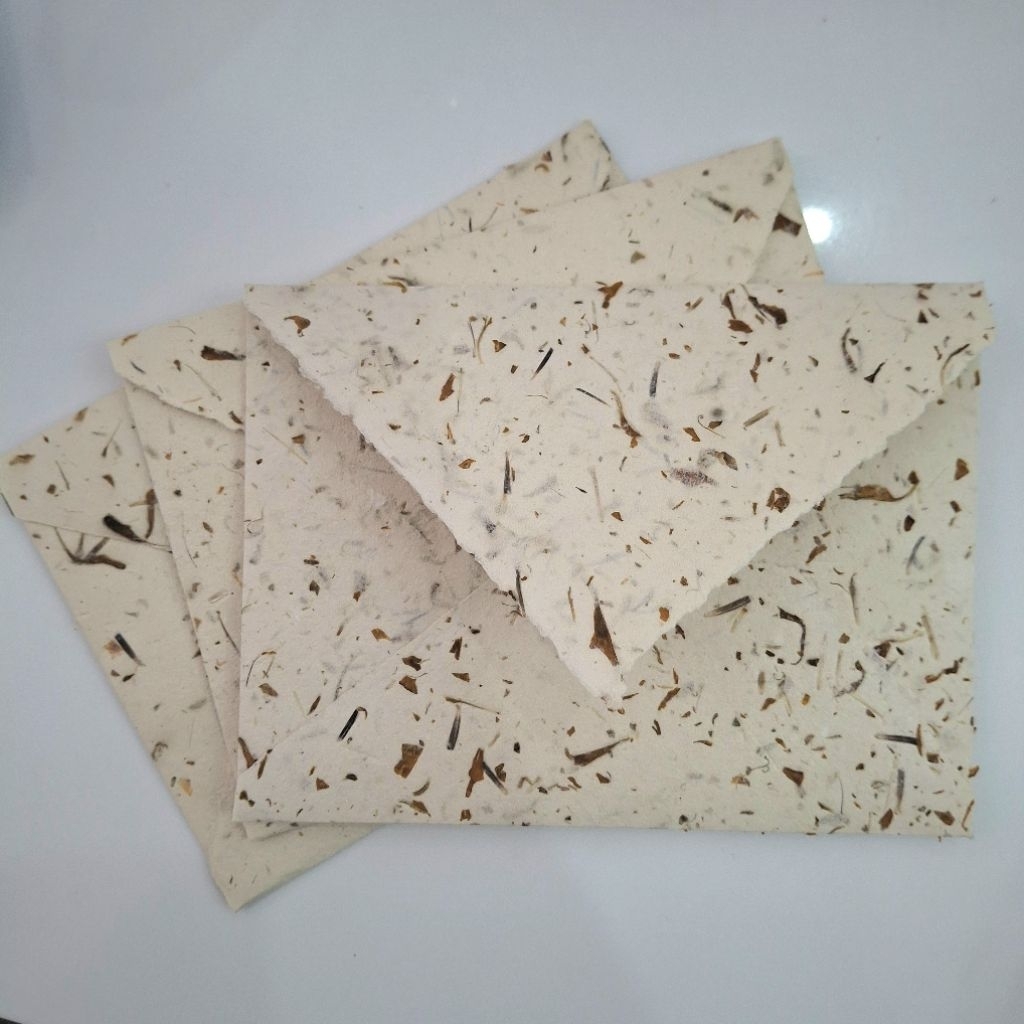 

Amplop Kertas Daur Ulang Broken White Motif Marigold