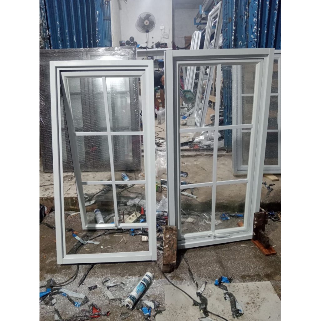 jendela aluminium swing 2 Dau bukaan kiri kanan + kaca mati tengah.  L 120 T 170 + Lis kotak2 kusen 