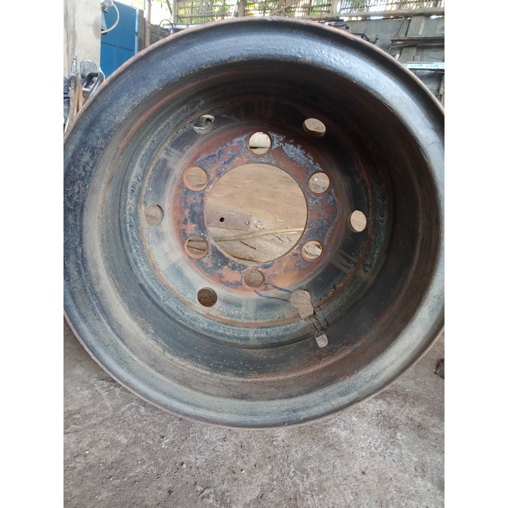 Pelek Truk canter retak 1. Sesuai foto.