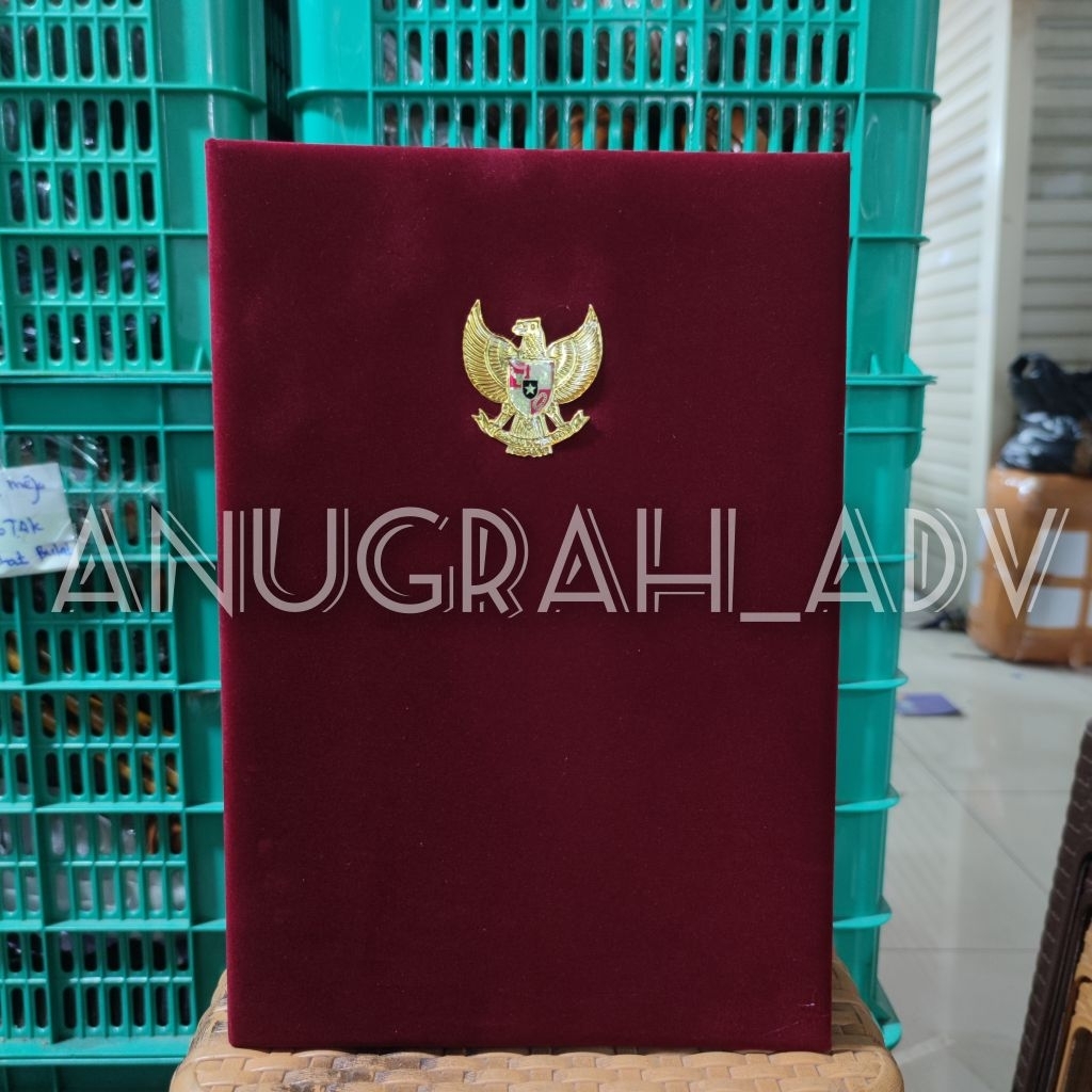 

map beludru warna merah maroon logo garuda timbul emas