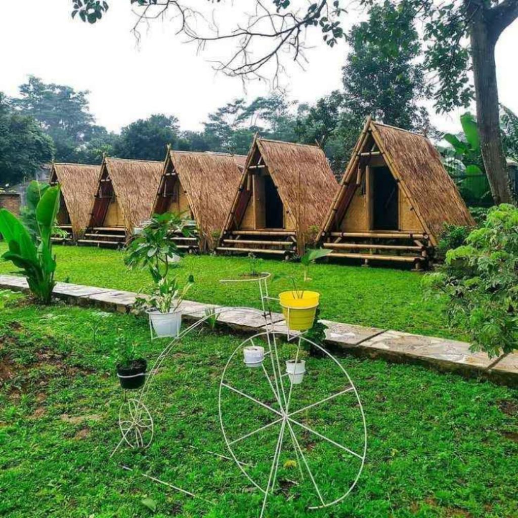 saung bambu segitiga | gazebo outdoor 2x2.5 m
