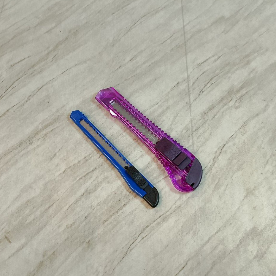 

Cutter Besar dan Kecil TM Warna (1PCS)