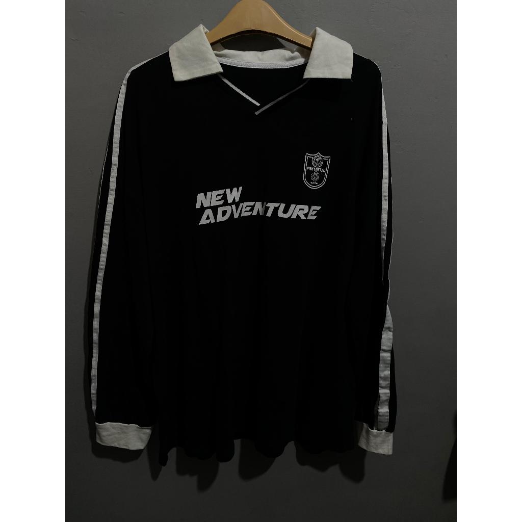 Kaos Jersey Retro Lengan Panjang "New Adventure" – Hitam Putih
