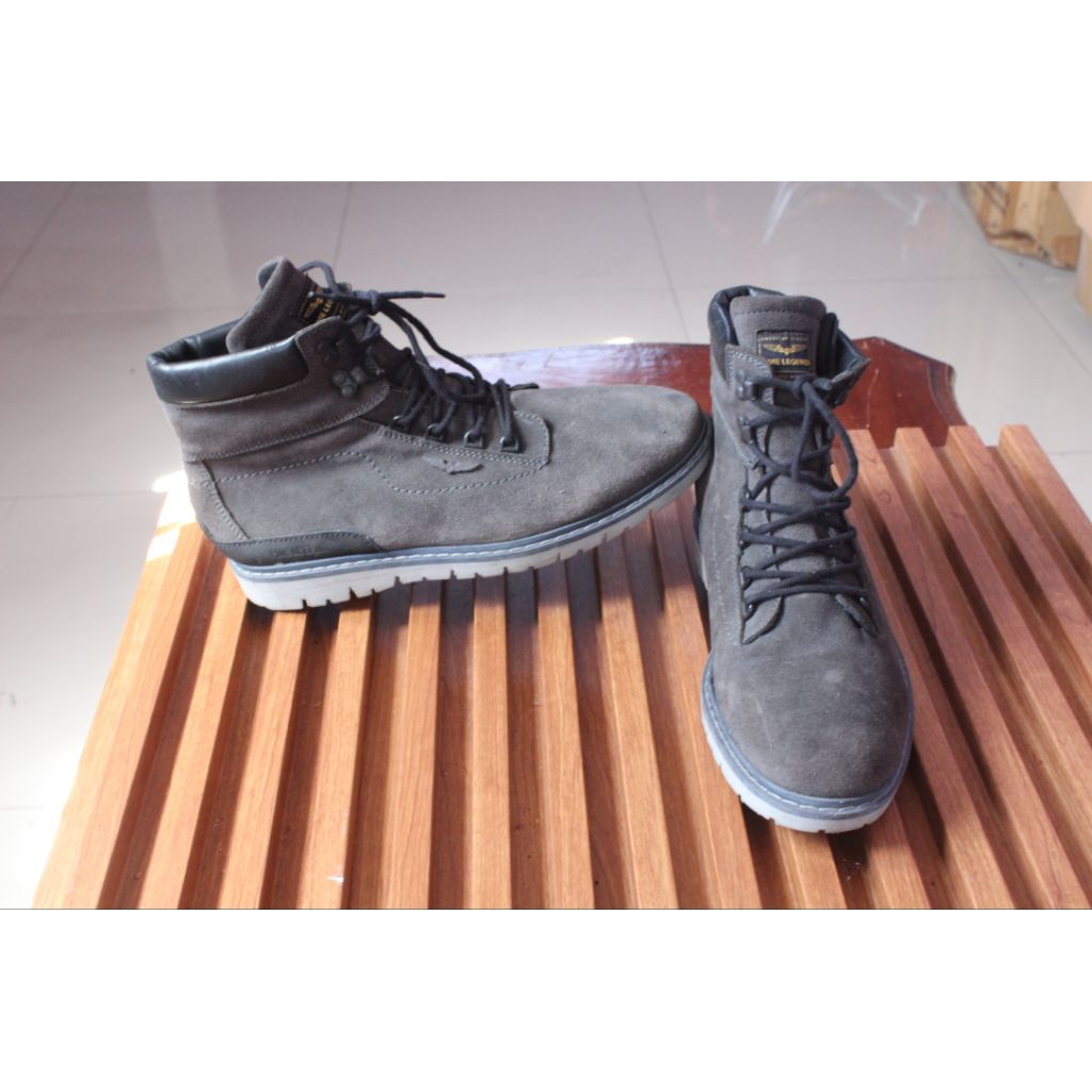 Sepatu boot sneaker  high keren " PME Legend" upper kulit suede  outsole sneaker . size 44 insole 29
