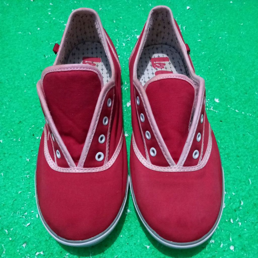 Sepatu wanita slip on Lee Cooper merah