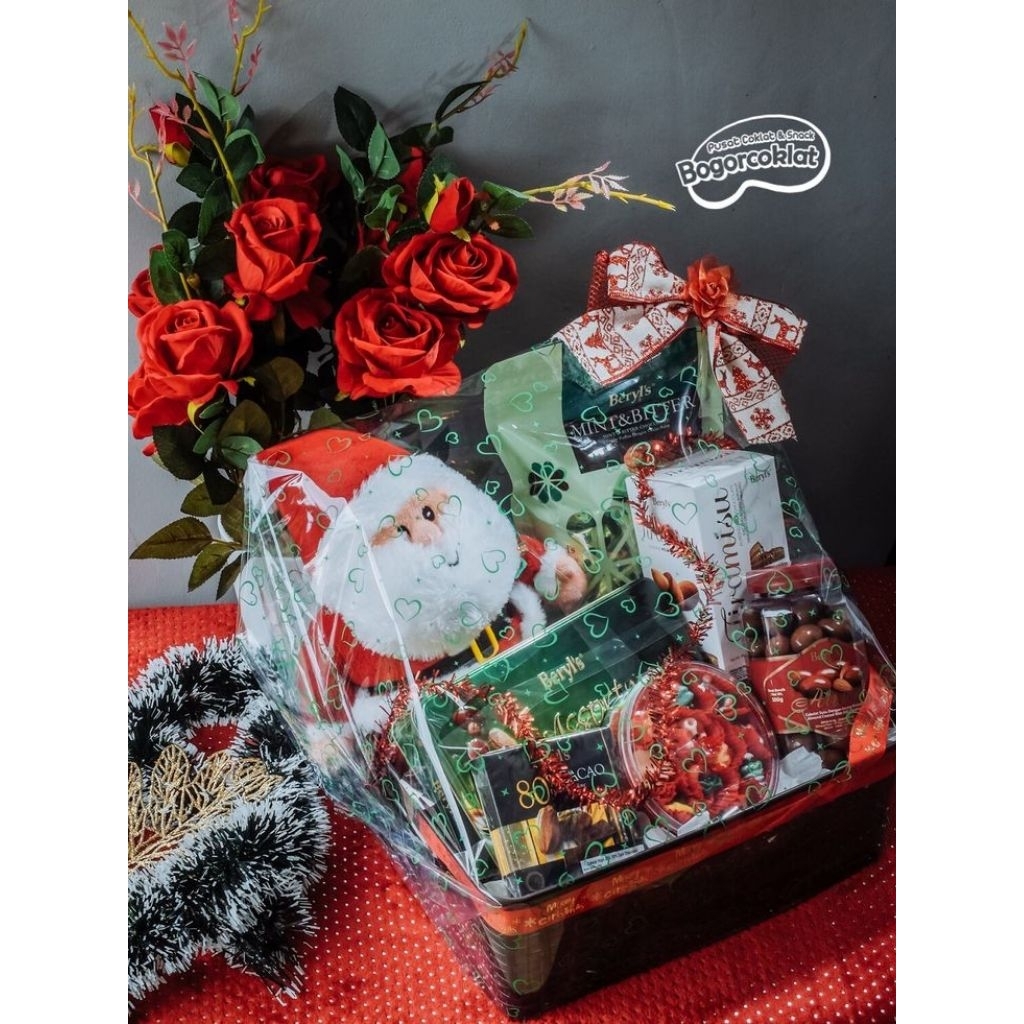 

Box C Paket 5. Boneka Santa Claus Kecil + Coklat Almond + Coklat Ferero + Coklat Delfi + Coklat Dairy Milk + Kartu Ucapan. Hampers Edisi Natal.