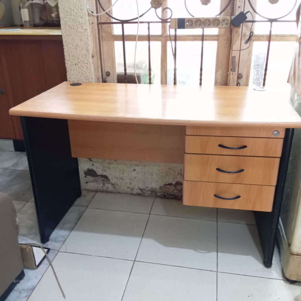 Preloved Meja Kerja Kantor / Meja Kantor / Meja Kantor Minimalis