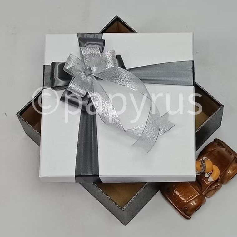 

PAPYRUS Kombinasi 22,5x22,5 Tinggi 5cm Kotak Kado Gift Box Hadiah V2