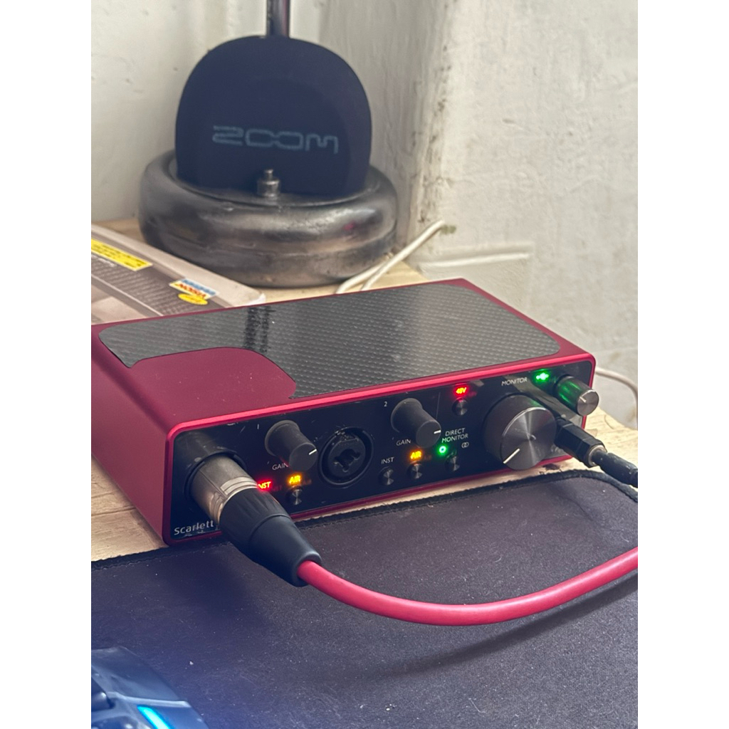 focusrite 2i2 sepaket dengan mic stand