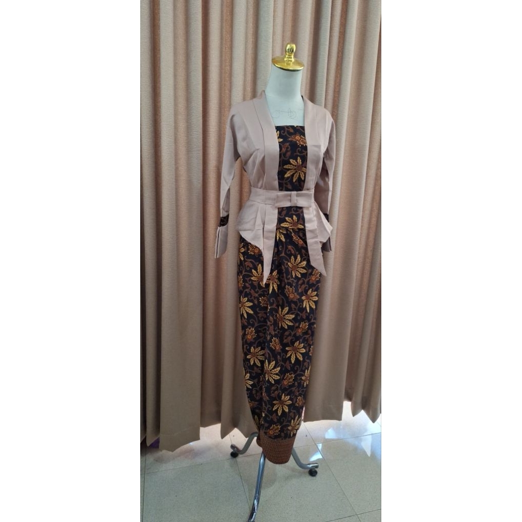 PRELOVED KEBAYA KUTUBARU BATIK (Size M)